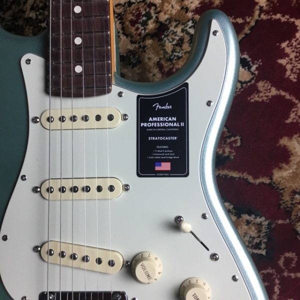 新しいV-Mod II Stratocaster Single-Coilピックアップは、ベルのような輝きとウォームさを両立し、これまで以上に繊細で魅力的なサウンドを実現しています。