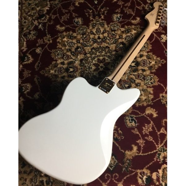 Anniversary仕様に刻印されたフロントプレートとグロス仕上げが特徴的なこのJazzmasterは、ステージ上でいっそう輝きを増します。