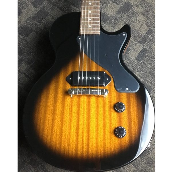 Lightning Bar ラップアラウンド・テイルピース、Epiphone Deluxe Vintageチューナーといったヴィンテージライクな仕様を採用。