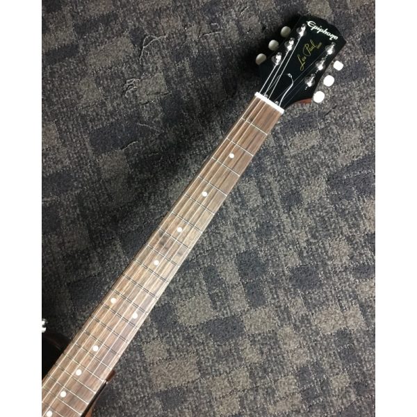 さらに、カラマズー・ヘッドストック、快適なプレイヤビリティを生むロールド・ネック、GraphTech NuBoneナット、CTSポットを採用。