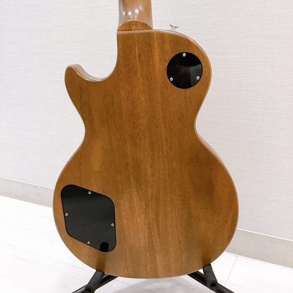 ネックは60年代の特徴でもある薄めのシェイプとなっており、ポジションを問わず抜群のプレイアビリティを実現。