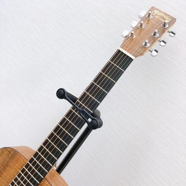 スケール（弦長）が約584mmと、標準サイズのギターに比べて約65mmほど短いので、気軽に弾けるセカンドギターとしてもおすすめです。