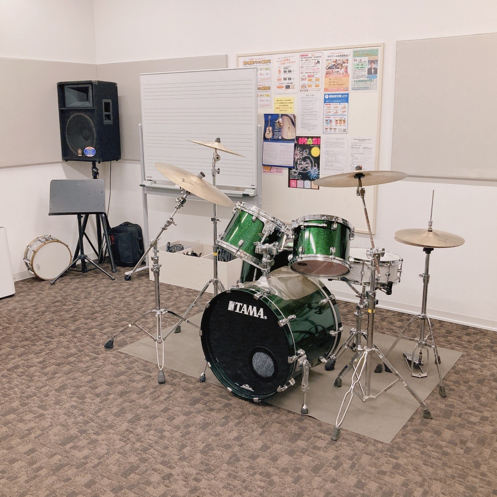 島村楽器パークプレイス大分店では、店舗内にある音楽スタジオのレンタルサービスをご用意しております！ 手持ち楽器以外のアンプ、PA、ドラムセットが完備されているので、安心してご利用いただけます♩ また、バンド単位、あるいは個人での楽器演奏・練習等が可能です！練習スタジオ／リハーサルスタジオをお探しのお […]