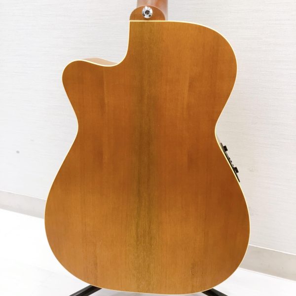 ボディー幅14-1/4″と000と00サイズの中間で、小振りでありながら4-3/4″というボディー厚が豊かな音量を生み出します。