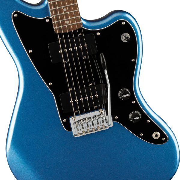 2つ のSquierシングルコイルJazzmasterピックアップを搭載 し、3ウェイ・スイッチングでジャンルを超えた多彩なサウンドを実現しています。