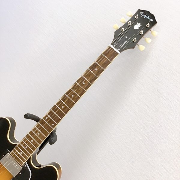 エピフォンES-335は、歴史的名器であるギブソンES-335直系のエピフォン・ギターです。1958年の初登場以来、ギブソンES-335は60年以上にわたり世界中のギタープレイヤーを魅了し続け、他を寄せ付けないほどの金字塔を打ち建ててきました。エピフォンES-335においても例外ではありません。