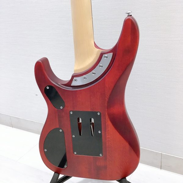 ステージアクションを考慮に入れたマスタボリュームとセレクターのみの最低限にまとめられたコントロールとレイアウト。