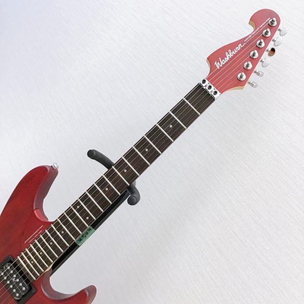 ヌーノモデルの特徴でもある見事なサスティーンと22フレットの音階を余すことなく使用できるステファンズエクステンデッド・カッタウェイを採用。