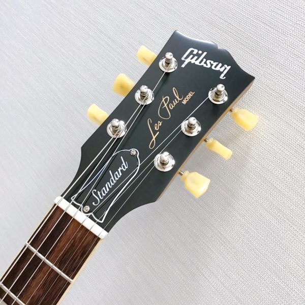 Les Paul Standard 50sは、サテン・ニトロセルロースラッカー・フィニッシュを採用し、長い間大切にされてきた愛機のようなルックスとフィーリングを実現しています。