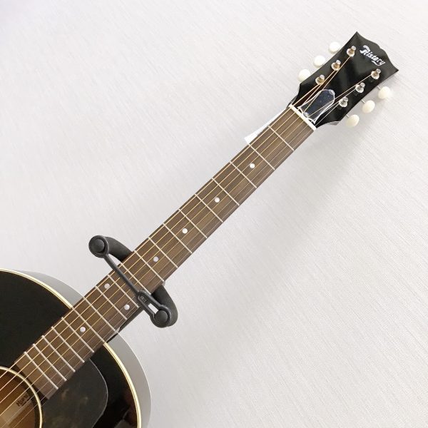 どのポジションでも握りやすいネック、やや低めに設定された弦高など、演奏性に優れています。