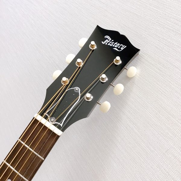 音質や音域のバランスに定評があるフィッシュマン製ピックアップを搭載。ボリュームとトーンの2コントロールがサウンドホール上部に取り付けられており、ライブやレコーディングの際の操作性も抜群です。