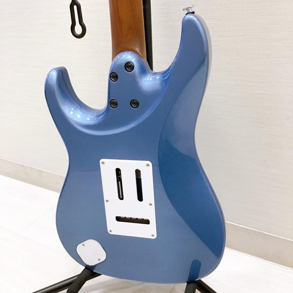 チタン・サドル搭載の新設計 Ibanez T1802トレモロ・ブリッジ（Gotoh製)。ポストの高さ調整が可能なH.A.P.機能付きGotoh Magnum Lockマシンヘッド。
