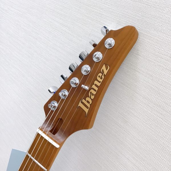 Super All Access（スーパー・オール・アクセス）ネック・ジョイント、専用デザインのボディ・コンター。ステンレス・フレット、Luminlay製 蓄光の指板サイド・ドット・ポジション・インレイ。