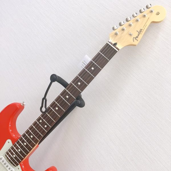 ヴィンテージロッキングチューナー、Modern "C"シェイプにサテンフィニッシュのネック、9.5インチラジアスの指板とナロートールフレットがスムーズなプレイヤビリティを提供します。
