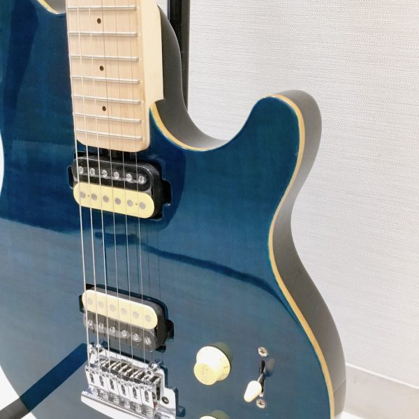 MUSICMANのAXIS SUPER SPORTを彷彿とさせるモデルで、トレモロはシンクロタイプが搭載されております。