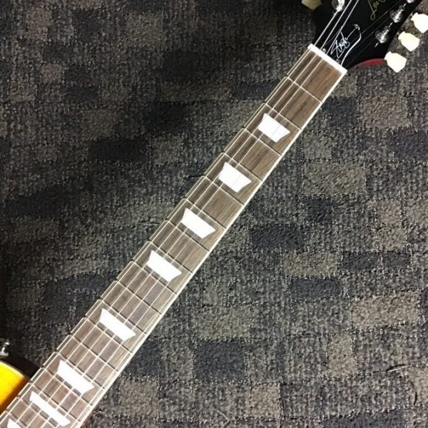 Cシェイプのネックプロファイル、Epiphone Custom ProBucker ピックアップ、カラーコーディネートされたハードウェア、Orange Drop コンデンサ付きCTS ポテンショメータ、Epiphone Strap Locks、カスタムハードシェルケースなど、スラッシュ自らの嗜好を充たす仕様が存分に盛り込まれています。