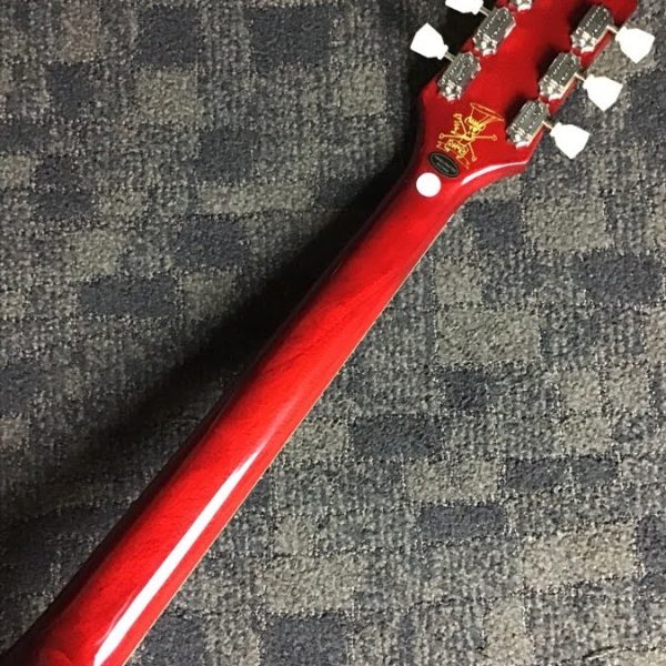 更にスラッシュ・コレクションを特別な存在に高めているのが、へッドストック裏にあしらわれたスラッシュの手による「Skully」のデザイン画とトラスロッドカバーに書かれたスラッシュのサインです。
