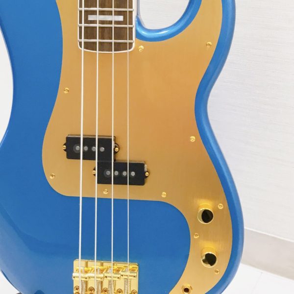 印象的なゴールドのハードウェア、アノダイズド加工されたアルミニウムピックガード、パーロイドのブロックインレイがあしらわれております。