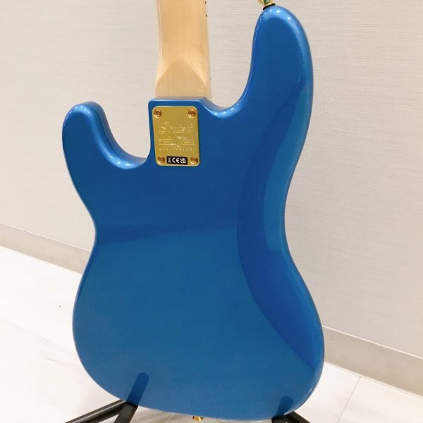 バインドされたインディアンローレル指板、Anniversary仕様に刻印されたフロントプレートとグロス仕上げが特徴的なこのP Bassは、ステージ上でいっそう輝きを増します。