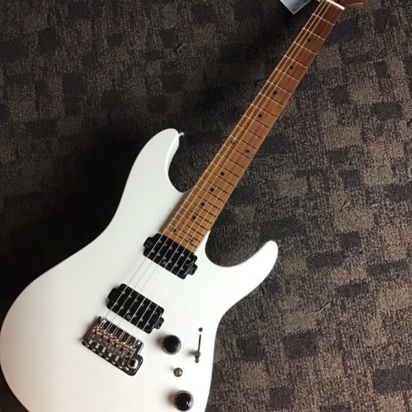 指板とネックの接着面から指板エッジにかけてなだらかに落とし込むようにシェイピングし、指板エッジを丸めたコンフォート・グリップです。ボールミル加工によって正確に且つ確実にその形状を再現しています。