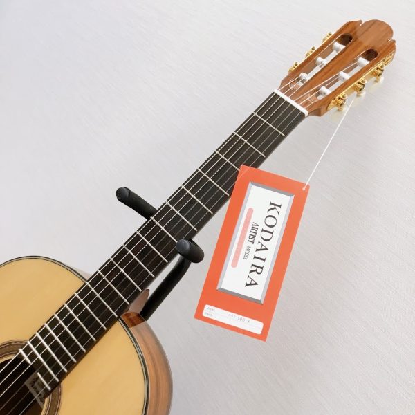 【KODAIRAギター】<br />
長野県諏訪市に工房を持つ、職人による分業手工制のギターメーカー。<br />
ひとつひとつが国産ハンドメイドかつ価格がリーズナブルなラインナップで、コストパフォーマンスの高さから学生の方やクラシックギター初心者の方に支持されるブランドです。