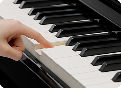 鍵盤には白鍵と黒鍵全てが木製のシーソー式構造を備えた木製鍵盤『グランド・フィール・スタンダード・アクション』を搭載。「鍵盤を押すことでハンマーが上がり、ハンマーが弦を叩く」というグランドピアノの基本的な発音機構を流用した技術により、ごく自然な演奏感が得られます。