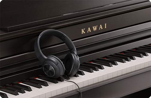付属の『SH-3B』は、電子ピアノ専用に開発された高品質のヘッドホン。セミオープンタイプのため、ピアノ音を最良の状態で楽しめる上、大音量かつ長時間の使用でも疲れにくく、演奏や練習に集中することが可能です。