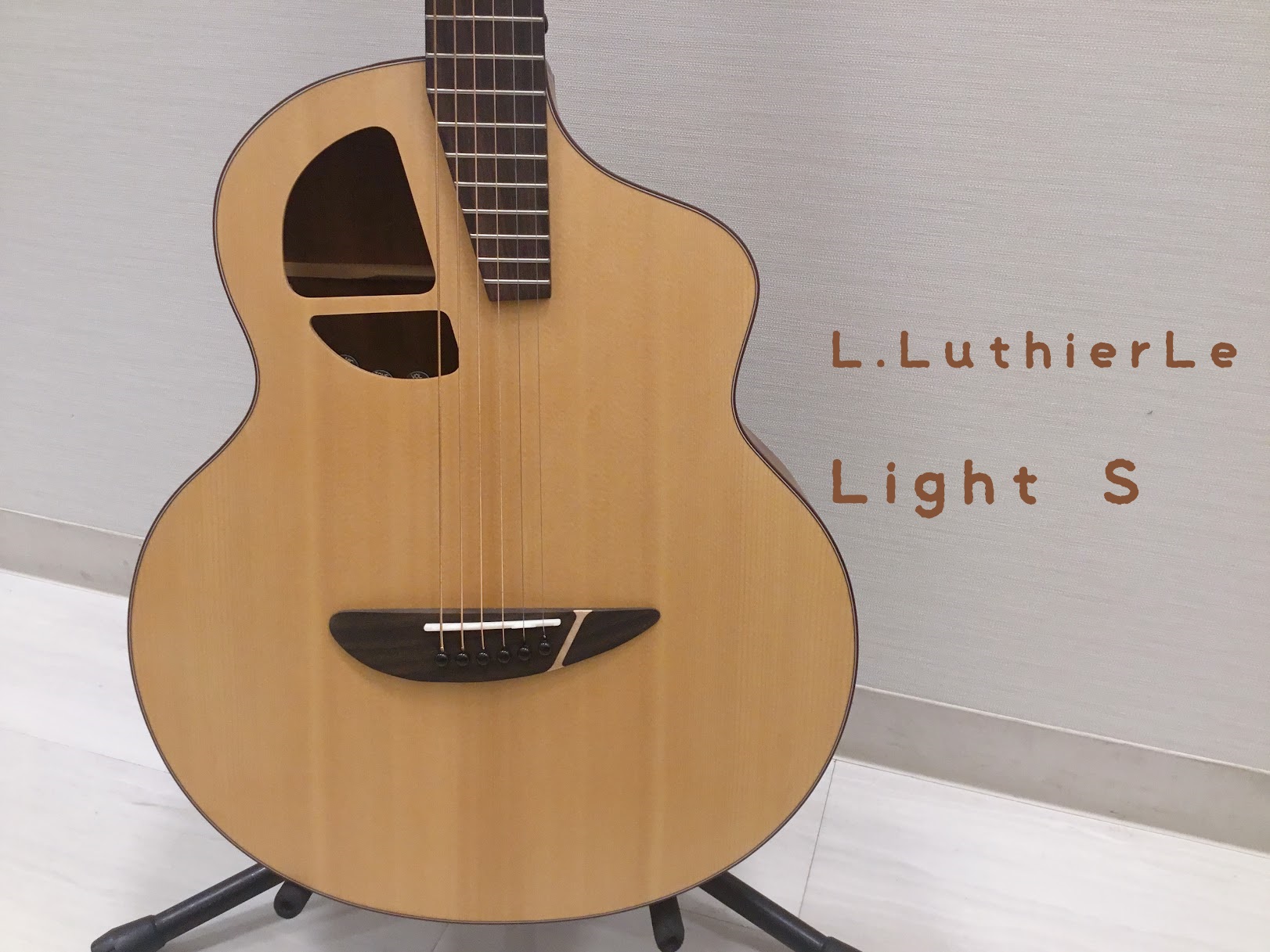 島村楽器大分店では、L.Luthier(エル・ルシアー)のエレアコギター『Le Light S』を販売中です！ 特徴的なヘッド形状とサウンドホールデザイン、そして6弦側側板の肩部には弾き手にも音が聞き取り易いモニター効果が得られるサウンドポート加工を施しているなど拘りを持った仕様です。 創始者アドウ […]