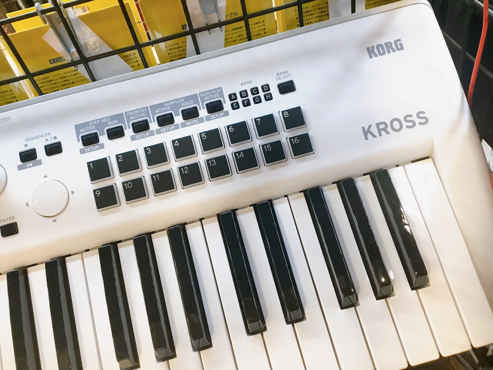 島村楽器大分店に、KORG(コルグ)のシンセサイザー『KROSS2-61』限定ホワイトカラーが入荷致しました！ KROSS2-61の限定カラーモデルとなっており、ケースと名機TRITONを再現した512音色を追加するSDカードが付属。このTRITON（トライトン）とは、90年代に発売されKORG史上 […]