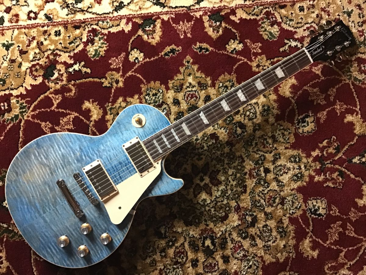 島村楽器大分店に、Gibson(ギブソン)のレスポール、Les Paul Standard '60s Figured Top - Ocean Blue が入荷致しました！ このモデルは、ソリッド・マホガニー・ボディで、AA フィギュアド・メイプル・トップが、新しい半透明のカスタム・カラー・ニトロセル […]