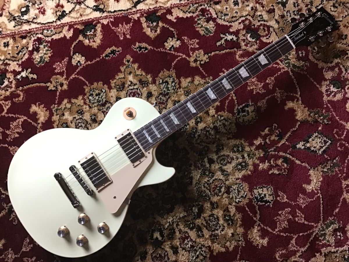 島村楽器大分店に、Gibson（ギブソン）のレスポール、Les Paul Standard '60s Plain Top - Classic Whiteが入荷致しました！ 『レスポール・スタンダード 60s プレーン・トップ』は、ソリッド・マホガニー・ボディにメイプル・ボディを採用。マホガニー・ボデ […]