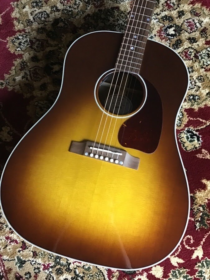 島村楽器大分店に、Gibson(ギブソン)のアコースティックギター、『J-45 Studio Walnut』が入荷致しました！ 惜しくも生産終了となってしまったため貴重な1本となっております！J-45スタジオは、ユニークな魅力に溢れた製品です。ウォルナット材をサイドとバックに配し、トップ材にはシトカ […]