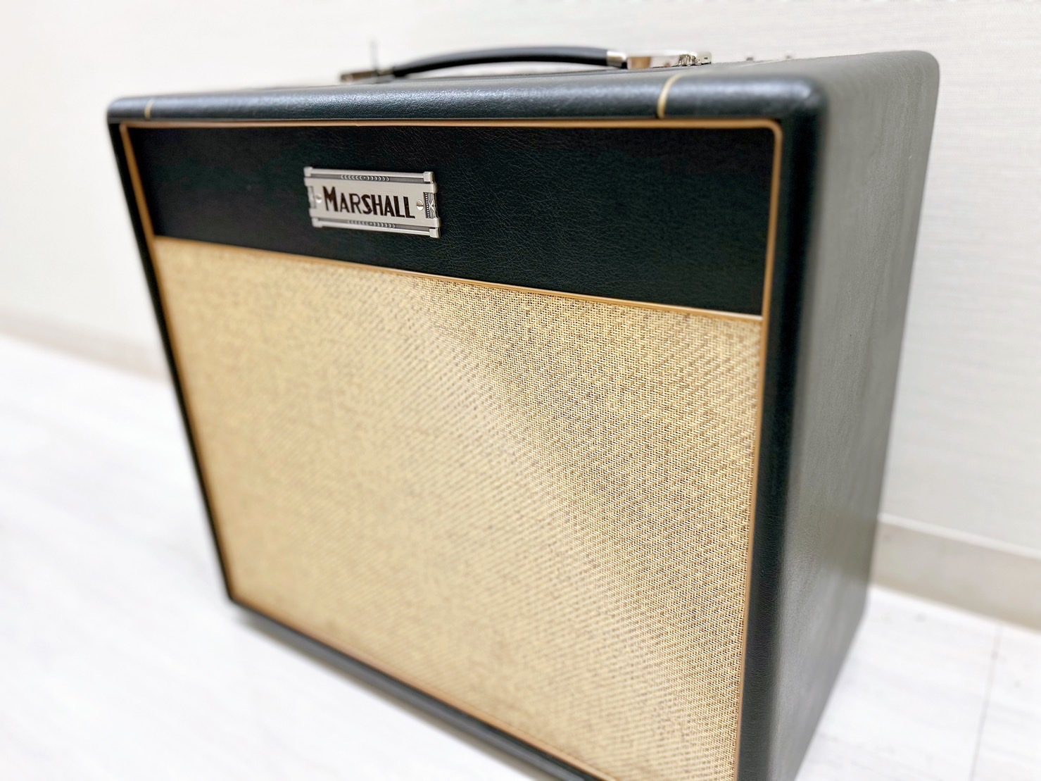 島村楽器大分店に、Marshall(マーシャル)のギターアンプコンボ、「ST20C」が入荷致しました！ ST20Cは20Wと5Wの切り替えが可能なパワー・リダクション・テクノロジーを内蔵し、ご自宅でもスタジオでも大舞台でも、いかなる状況でも格別のトーンを生み出します。 世代を超えてミュージシャンにイ […]