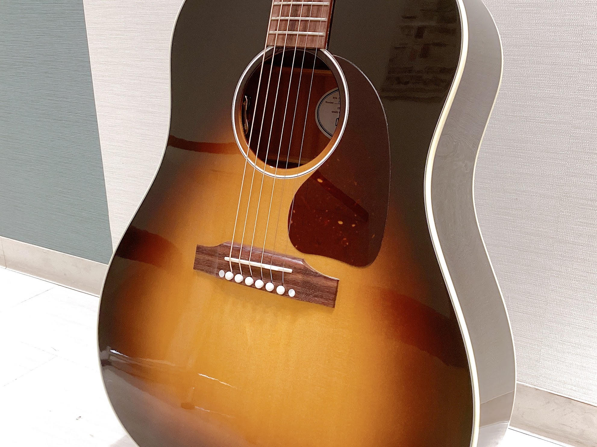 島村楽器パークプレイス大分店にGibson(ギブソン)のアコースティックギターJ-45 Standard - Vintage Sunburstが入荷致しました！ 1942年の誕生以来、シンガーソングライター、バンドマン、スタジオプレイヤー…、音楽を愛するすべての人の「相棒」として、音楽史に刻まれてき […]