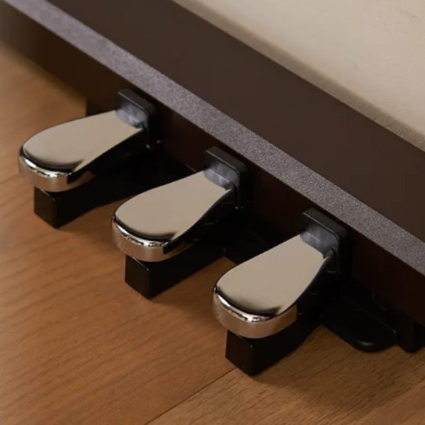 上位モデルにも採用されている「連続可変式ダンパーペダル」を搭載。ペダルの踏み込み具合に応じて余韻が細やかに変化し、ピアニッシモからフォルテッシモまで、繊細で豊かな演奏表現が可能です。