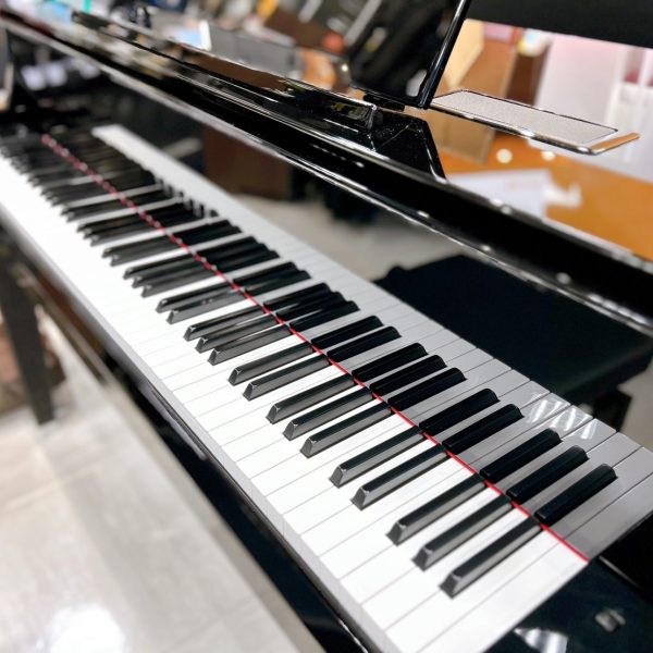バーチャル・レゾナンス・モデリング（VRM）により響板の共鳴や弦の共鳴をシミュレート。<br />
ヘッドホンでも立体感のある音場が再現され、夜間練習でも臨場感は失われません。