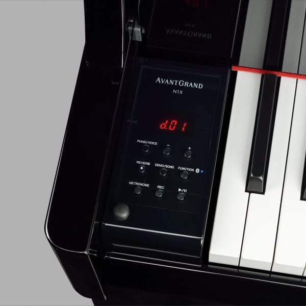 N1Xはヘッドホン使用時でも響板の共鳴をシミュレートしてくれるため、音量制限のある集合住宅や夜間の練習でもピアノ本来の立体的な音が楽しめます。