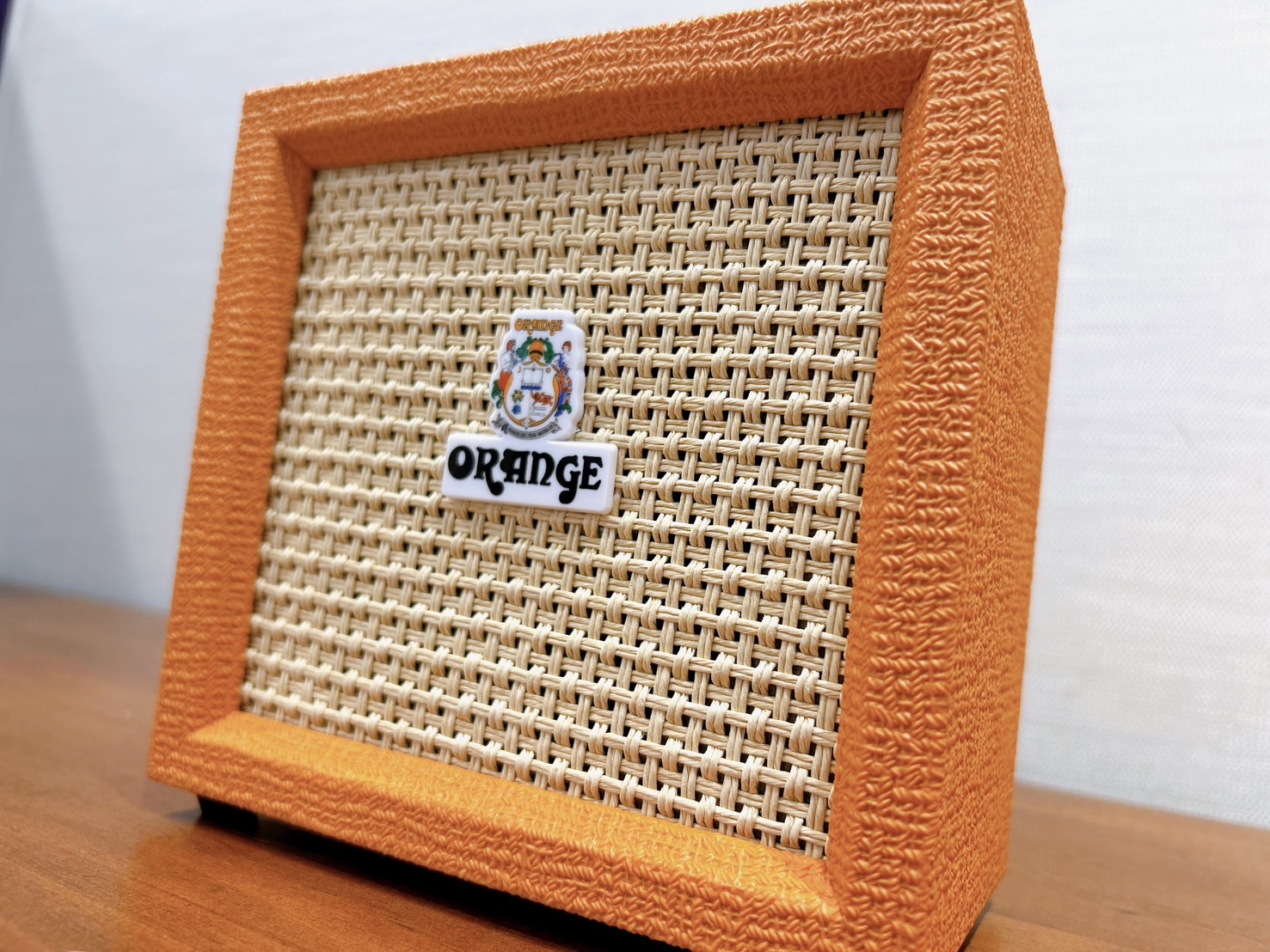 このたび、ギター愛好家の皆さまに大人気の ORANGE Crush Mini が島村楽器パークプレイス大分店に入荷しました！手のひらサイズで持ち運びが簡単、それでいて驚くほど本格派のサウンドをご自宅や外出先で楽しめるミニアンプが、当店でお求めいただけます♪ ORANGE Crush Mini の特徴 […]