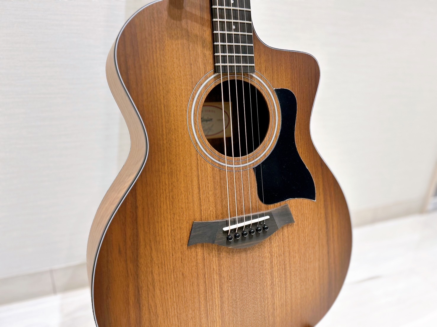 島真村楽器パークプレイス大分店です！ Taylor（テイラー）は、世界中のアーティストからも絶大な支持を得るアコースティックギターブランド。大分店にも久しぶりにTaylorギターが入荷しました！“124ce Special Edition” は、テイラーらしい革新性と、使い勝手の良さを両立させた話題 […]