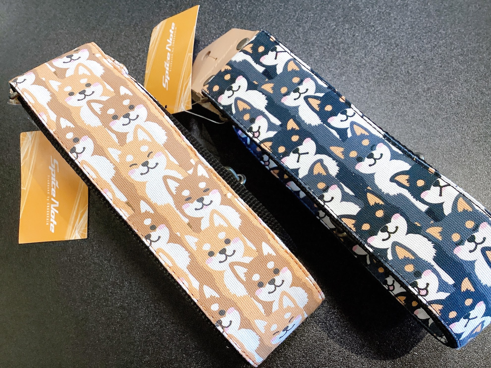 島村楽器パークプレイス大分店に、Spice Note(スパイスノート)のギターストラップが入荷いたしました！ ネコ柄がご好評いただいてますが、イヌ派の皆様にもお届けしたいと見つけたのがこの「しばいぬ」！！大分店でも黒柴も含めて2パターンをご用意しております！ 表情豊かなしばいぬが並ぶ可愛さあふれるデ […]
