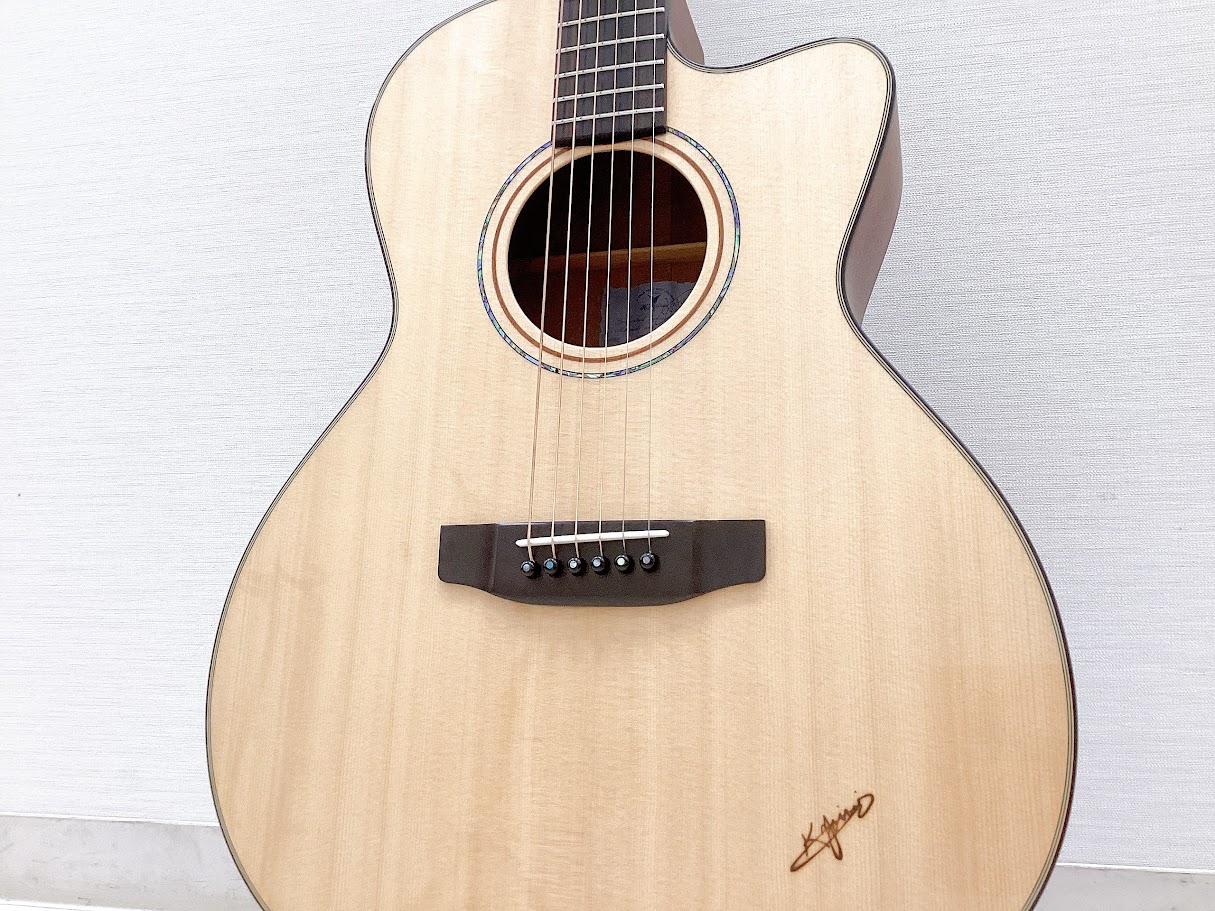 島村楽器パークプレイス大分店に、国産ハンドメイドならではの精巧な造りと、軽快な弾き心地を兼ね備えたK.YAIRI「BM-65CE」が入荷致しました！ 岐阜・可児市の工房で一本一本ハンドメイドされる《K.Yairi（ケーヤイリ）》 人気モデルBM-65CEは、「小ぶりなボディで弾きやすいけど、音の厚み […]