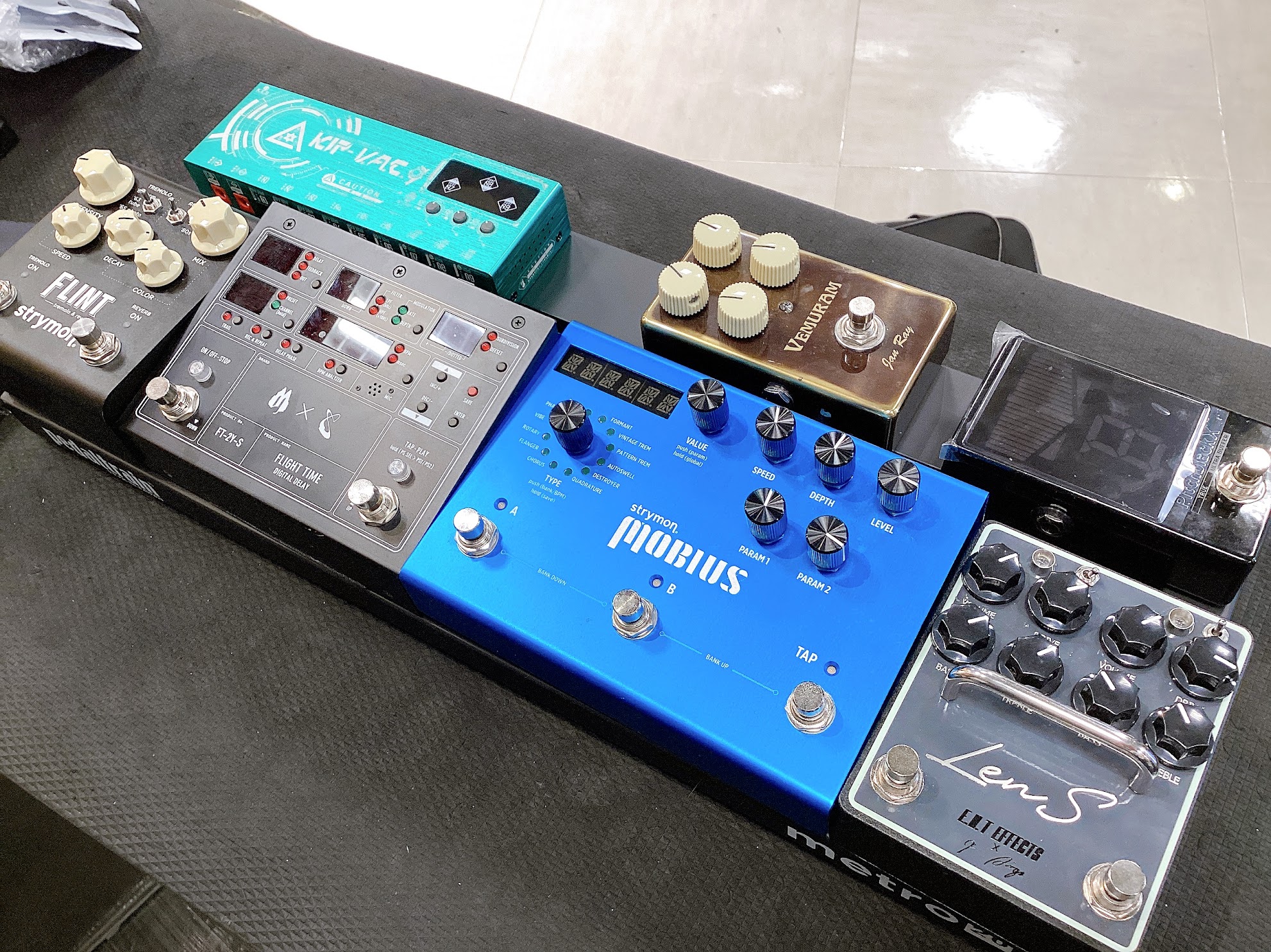 島村楽器パークプレイス大分店です！エフェクター大好きスタッフが贈る、"エフェクターボードを組んでみたらこうなった！"今回は大分店にある商品たちを使ってお気に入りのボードを作ってみたいと思います✨商品紹介もあるので、ぜひボードを組む時の参考にしていただけたら嬉しいです🎵 ▶エフェクターとボードを用意！ […]