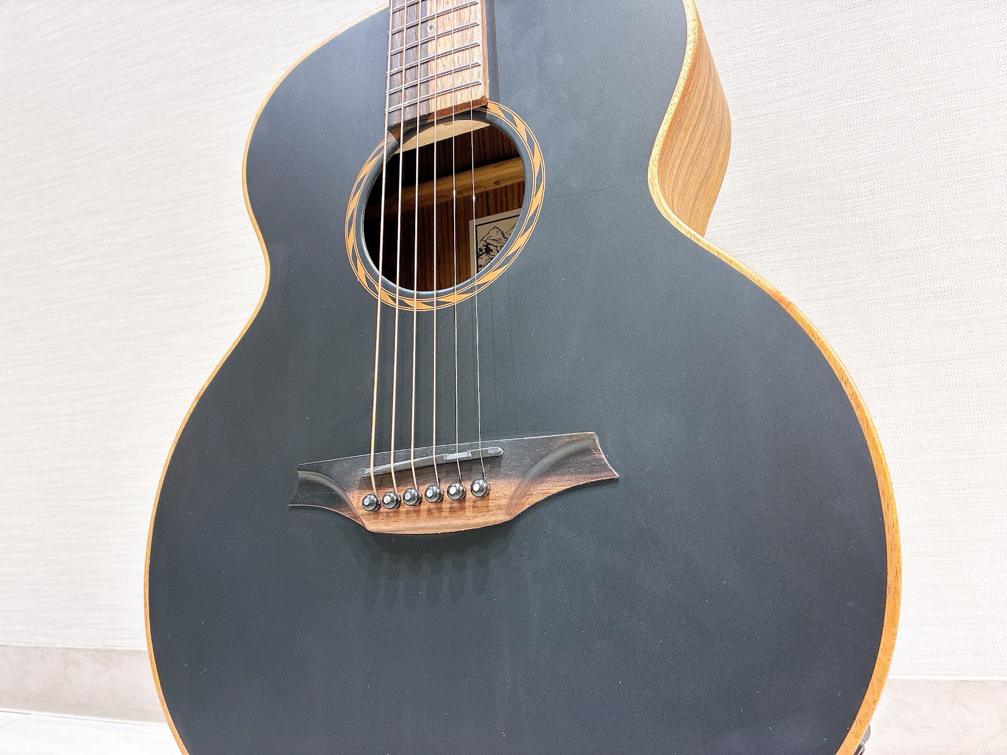 島村楽器パークプレイス大分店に、Bromo Guitars（ブロモギターズ）のエレアコ「BAT8ME BK」が入荷しました！ ブラックでまとまったシックなルックスと、扱いやすいボディサイズ、そして手に取りやすい価格帯が魅力の1本です✨初めてのギターとしてはもちろん、「コスパ最強のエレアコが欲しい！」 [&hellip;]