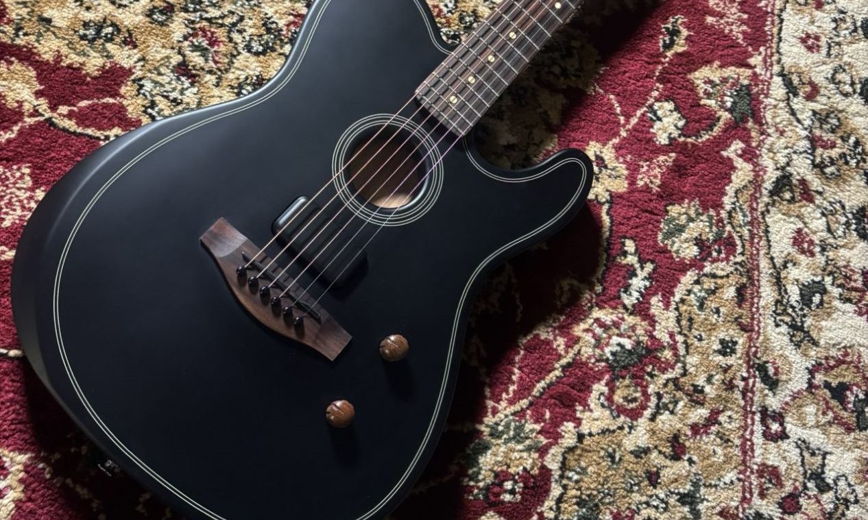 島村楽器パークプレイス大分店に、Fender(フェンダー)のエレアコギターAcoustasonic Standard Telecaster Blackが入荷致しました！ アコスタは軽量で取り回しが良く、弾き語りからバンドサウンド、レコーディングまで幅広く対応できる“ハイブリッド・ギター”です。気にな [&hellip;]