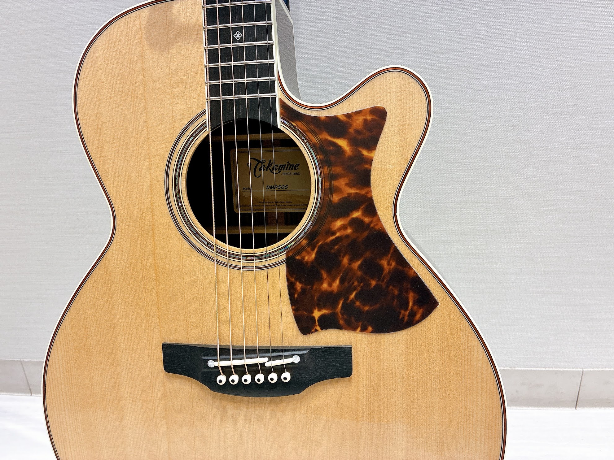 島村楽器×Takamineコラボレーションモデル！ 島村楽器パークプレイス大分店に、Takamine(タカミネ)のエレアコ『DMP50S』が入荷致しました！ TakamineのDMPシリーズは、ライブ現場で信頼されているエレアコの定番モデルです。今回入荷した「DMP50S」は、カッタウェイボディにT [&hellip;]