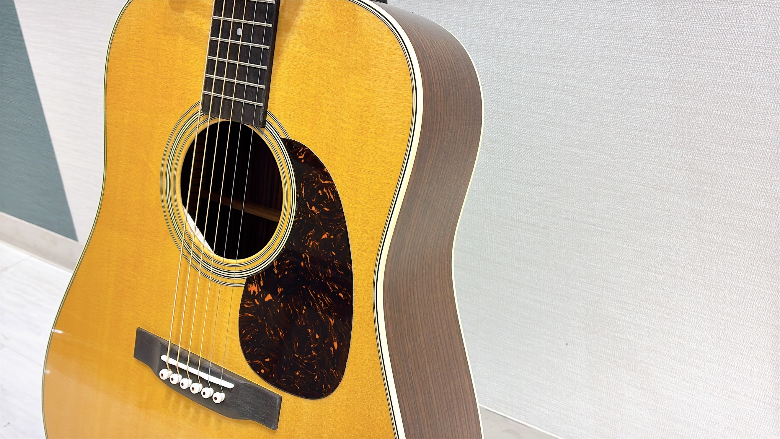 アコースティックギターのど定番「Martin D-28」。多くの名盤を支えてきた歴史的モデルの、2025年最新仕様モデルがついに大分店に入荷しました✨ 伝統的なサウンドと風格はそのままに、現代のプレイヤーにフィットする弾きやすさと安定性を兼ね備えた一本です。外観・仕様・サウンドの印象を、スタッフ目線 [&hellip;]