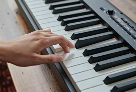 ロックやポップス、ジャズなど、幅広いジャンルの200リズムを内蔵。