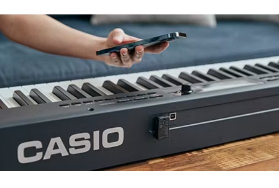 スマートフォン/タブレット内のお気に入りの曲をピアノ本体のスピーカーで再生。曲を聴いたり、セッションが楽しめます。