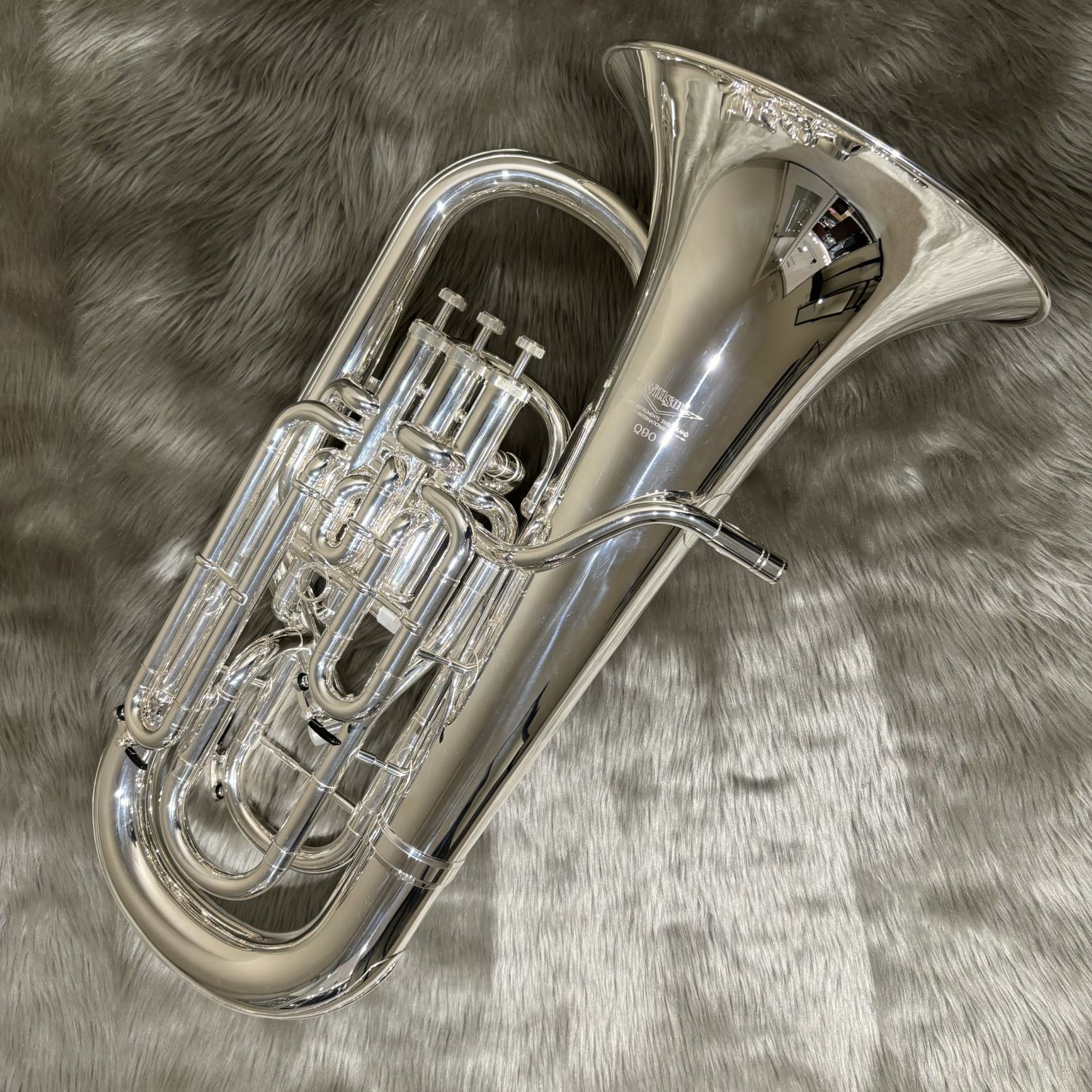 『TA2900』を基に設計され、ベルはスイスで製作されたモデルWillson / Q90BS