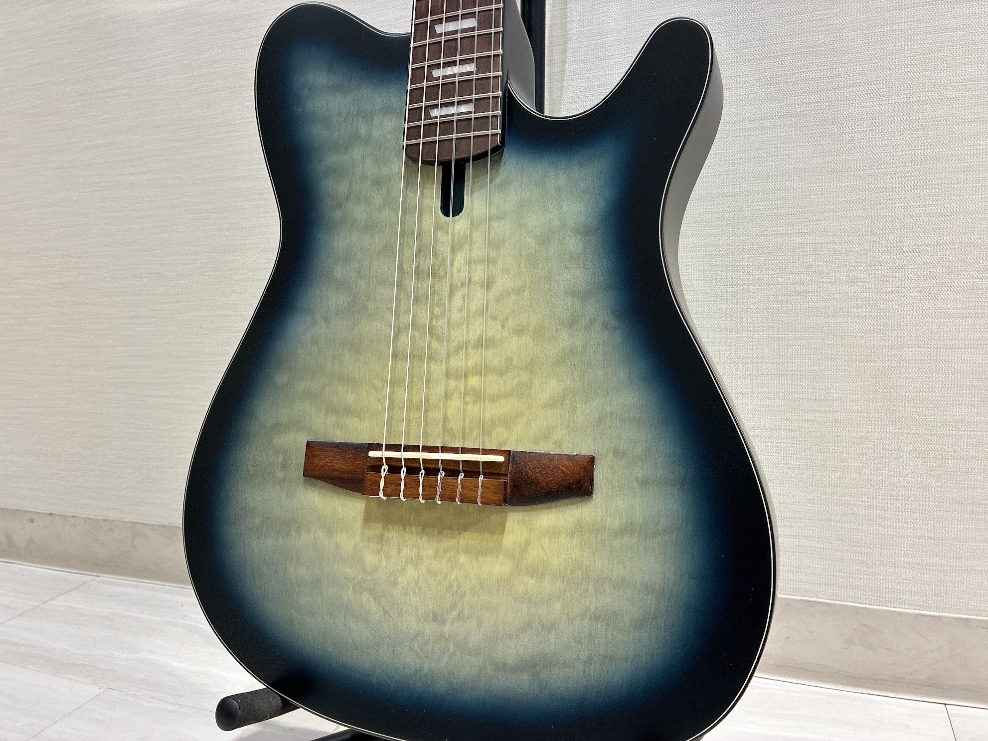 島村楽器パークプレイス大分店に、Ibanez FRH20QMN Cosmic Blue Starburst Low Glossが入荷いたしました！ 「ナイロン弦の音は好きだけど、クラシックギターはボディが厚くて弾きにくい…💦」「ライブや配信でハウリングを気にせず、ガットギターの音を鳴らしたい！」 な [&hellip;]